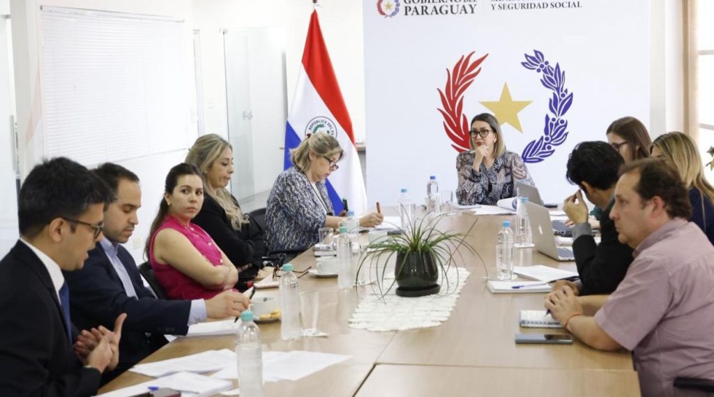 El Ministerio de Trabajo, Empleo y Seguridad Social (MTESS) convocó a una reunión con la Asociación de Abogados Laboralistas del Paraguay (AAL), en la que participó nuestra asociada senior Pamela Balbuena Rumich, miembro activo de la AAL.